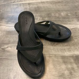 LIKE NEW black Crocs flip flop/sandals size 10